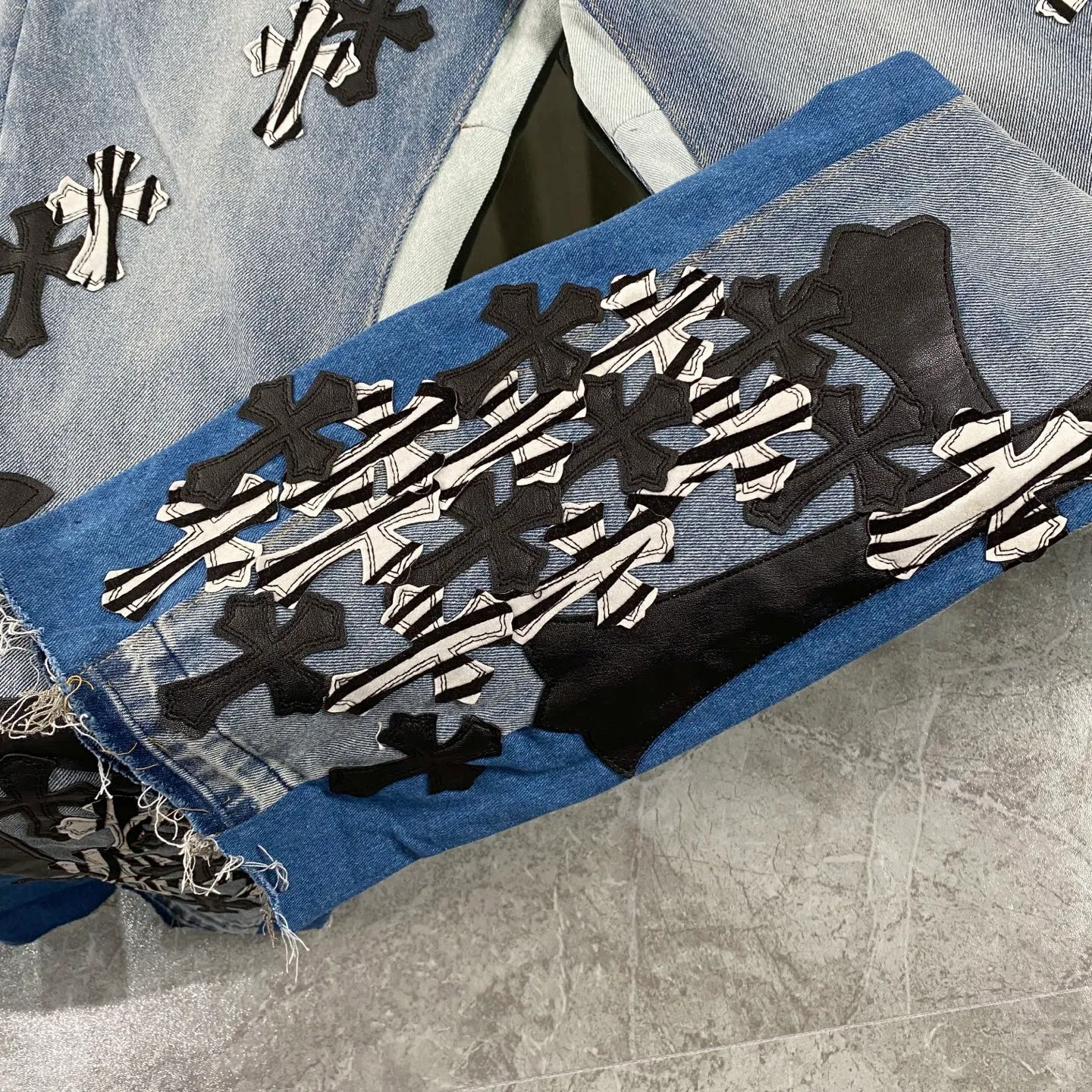 P270 CH Chromehearts zebra black and white cross patch patchwork jeans, priced at 34W level, patchwork cross pattern embellishment, washed jeans! ! An absolutely high-end luxury product, a 1.9W-level god-level single product, a super popular product, made by top heavy industry, a magic weapon that cannot be missed! [About Zangyin] This is an extremely luxurious fashion brand that can also be called the aristocracy of the high street. It has always been an exclusive brand for some hipsters or rich second generations. Compared with ordinary high streets, it is more luxurious and noble. Compared with luxury brands, it is more fashionable and individual. It has always been a brand that I have a special liking for. [Top heavy industry fashion design] Consistently high-street luxury style. Speaking of this style, the Zangyin family and GU family are definitely the leading representative brands. Especially the Zangyin family has really achieved a state-of-the-art effect in creating high-street style. The unique washed material is used to create this style. The color system is already quite eye-catching. After it is decorated with patchwork cross flowers, it cleverly highlights the charm of the brand. Secondly, this style uses classic The high-waist cutting design highlights the long legs and fashionable temperament of the upper body. The brand is highly recognizable and the slim fit configuration is more suitable for daily wear. It is a product that interprets personality, fashion, and specifications at a glance. This single product is enough to make any fan excited. It can be a white T-shirt for a youthful college style, or a tight suspender for a royal style. It has strong matching ability and can be easily controlled by men.  [Materials and craftsmanship] Needless to say, this point goes without saying. As an excellent craftsman brand, Zangyin’s requirements for details and craftsmanship are really perfect. The washed color of this model has gone through so many processes, not to mention the embellishment of denim appliques. It is also purely hand-made and sewn. Just like what they believe in, only hand-made things have soul and have the meaning of wear. A top-notch heavy-duty fashionable denim item, I look forward to your perfect interpretation! !  Color: black gray Size: 28-36